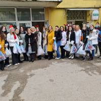 Ученици Медицинске школе у Врању обрадовали пакетићима децу на лечењу у Општој болници Врање